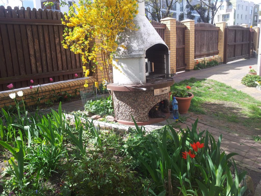 Cozy Apartment With Garden Гданск Екстериор снимка