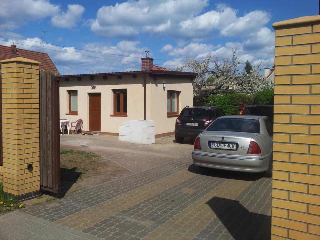 Cozy Apartment With Garden Гданск Екстериор снимка