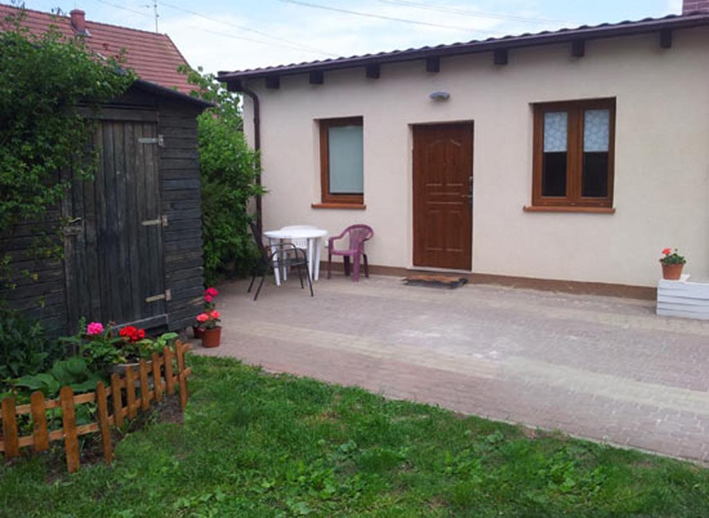 Cozy Apartment With Garden Гданск Екстериор снимка