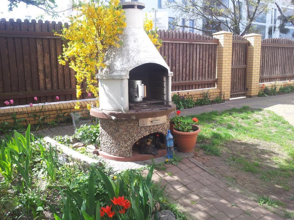 Cozy Apartment With Garden Гданск Екстериор снимка