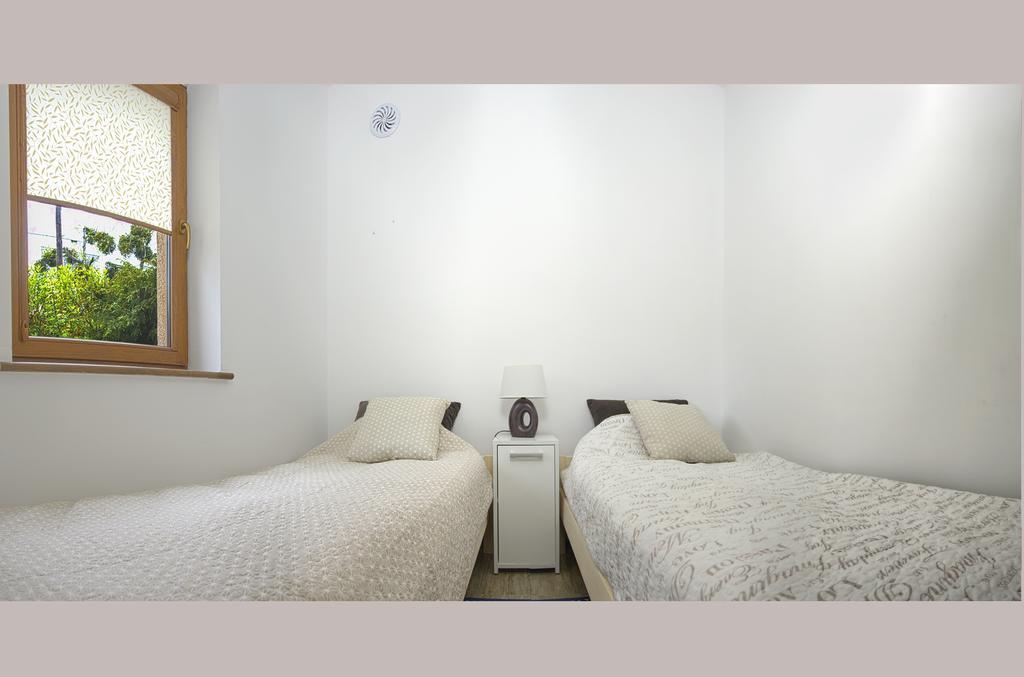 Cozy Apartment With Garden Гданск Екстериор снимка