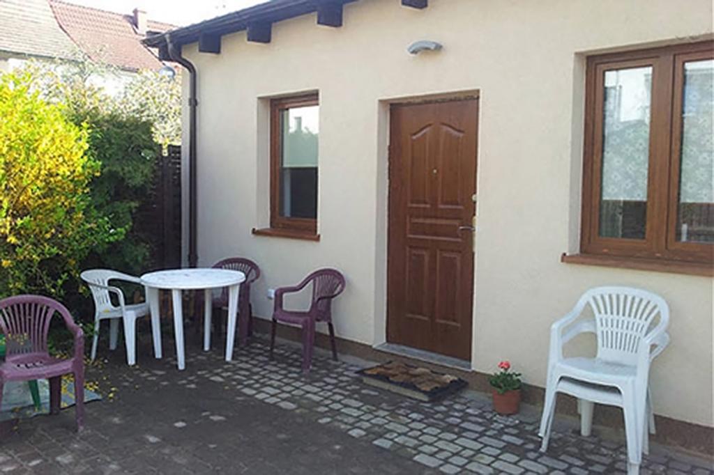 Cozy Apartment With Garden Гданск Екстериор снимка